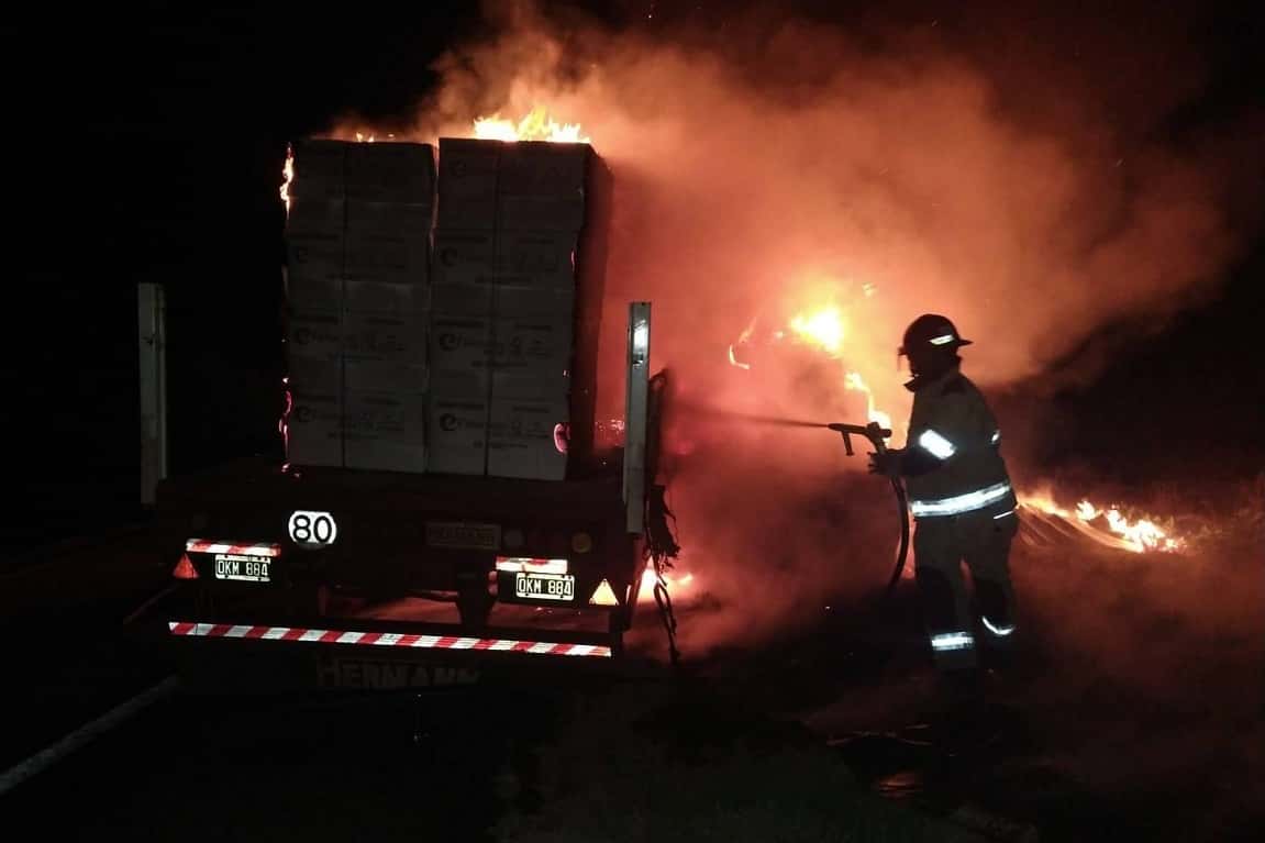 Cuatro dotaciones de Bomberos trabajaron para sofocar un incendio en un camión