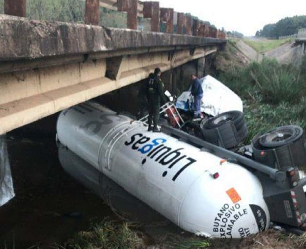 Un camión que transportaba gas butano despistó y cayó de un puente