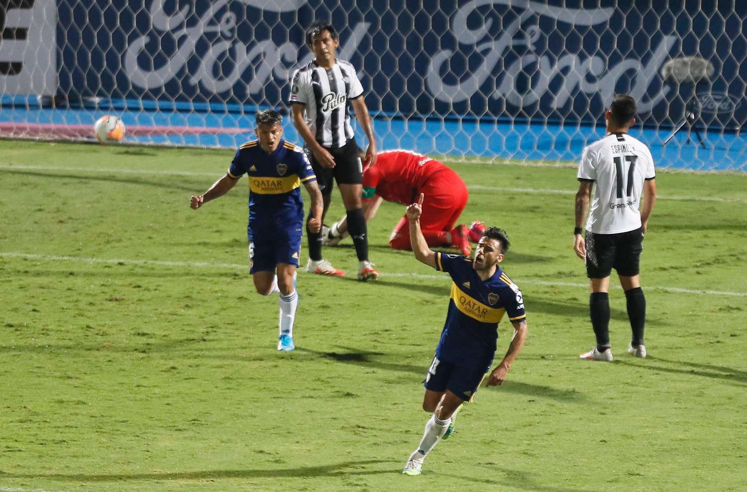 Boca no sintió el parate y ganó 2 a 0 en Paraguay