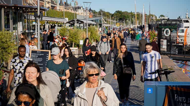Sin barbijo ni aislamiento, cómo hace Suecia para evitar los contagios