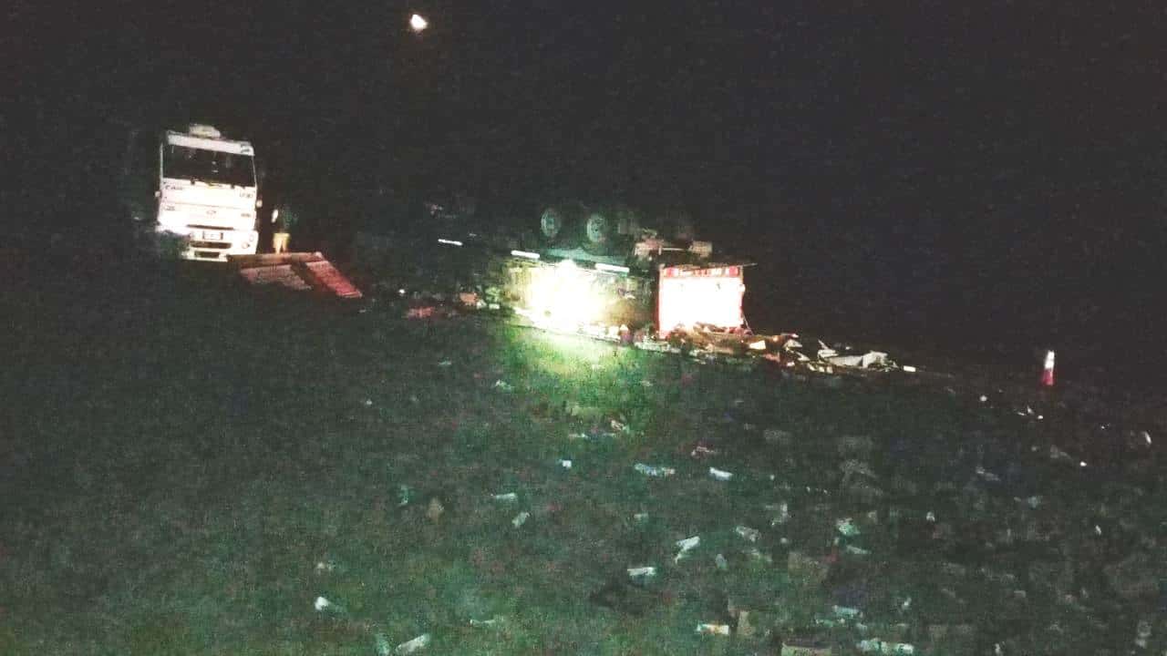 Un camión volcó y desparramó toda su carga: parte de la ruta quedó bloqueada