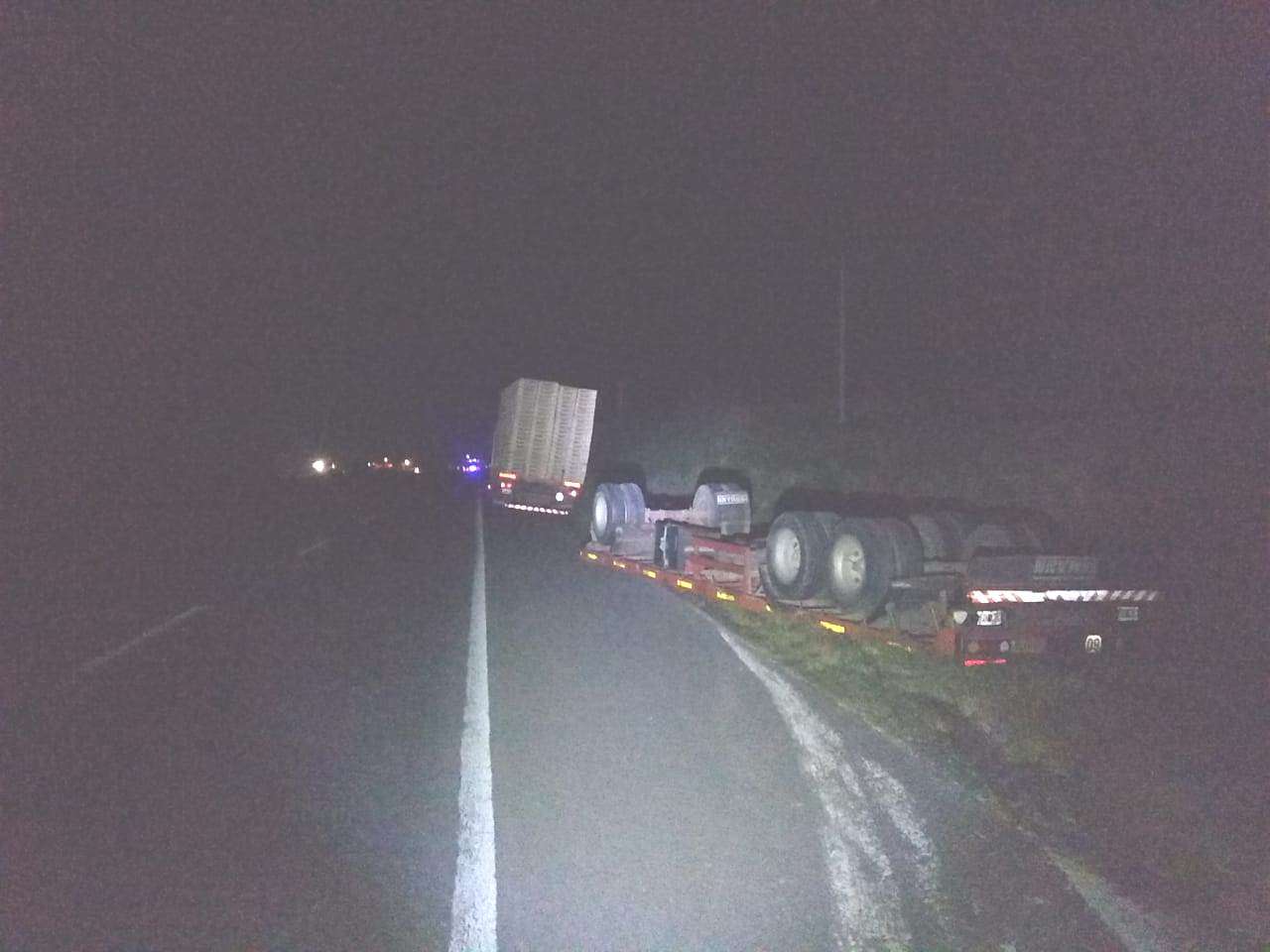 Un camionero perdió el control de su vehículo en la Ruta 14 y volcó el acoplado