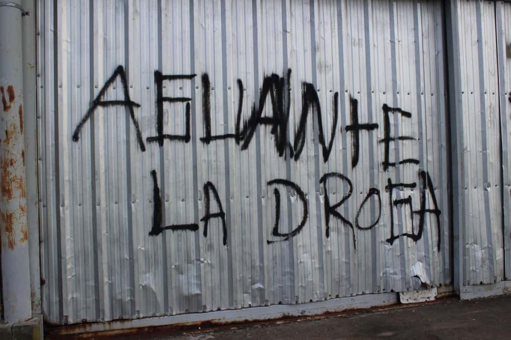 Uno de los graffitis pintados en las chapas del gimnasio principal, muchas de las cuales han sido violentadas.