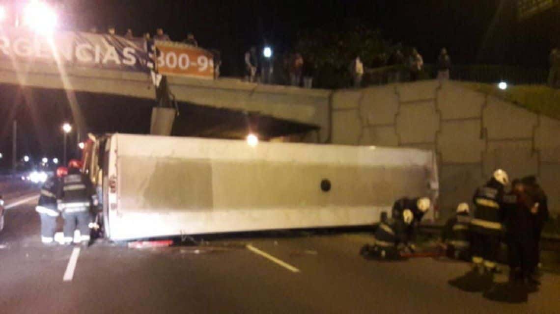 Increíble: un colectivo cayó desde un puente a la avenida General Paz