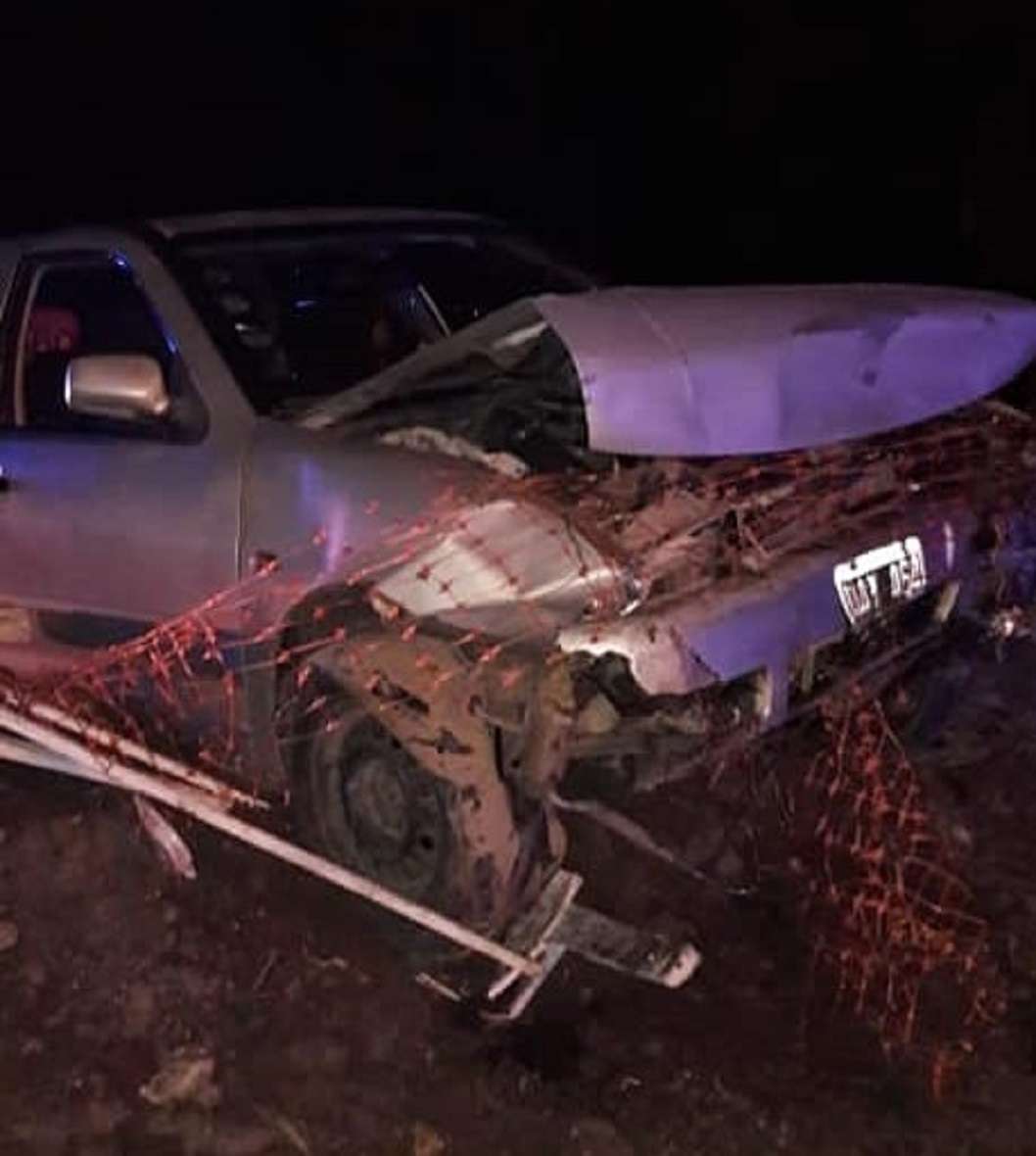 Un vehículo chocó un montículo de tierra en Urquiza al Oeste y Ruta 14