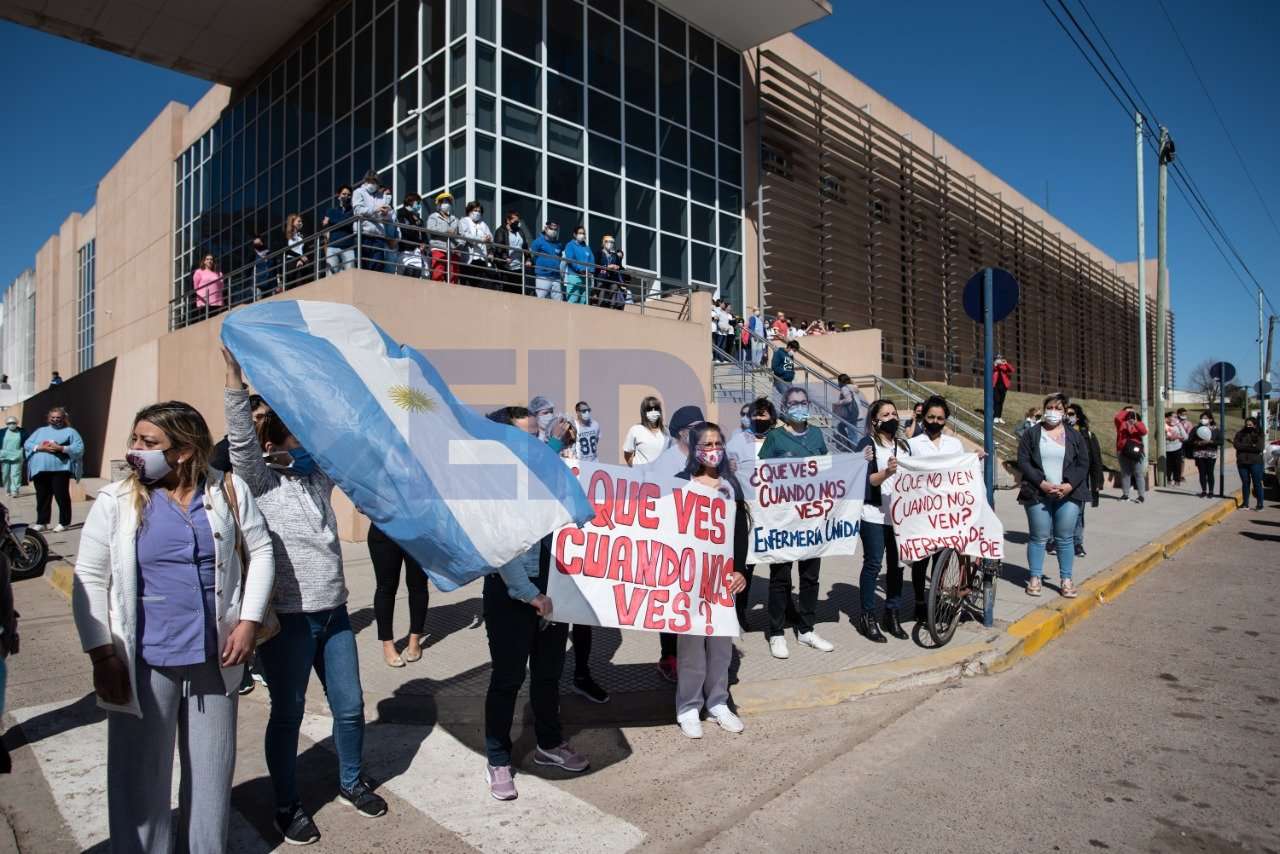Trabajadores de la Salud realizaron un aplauso de protesta en las escalinatas del Bicentenario