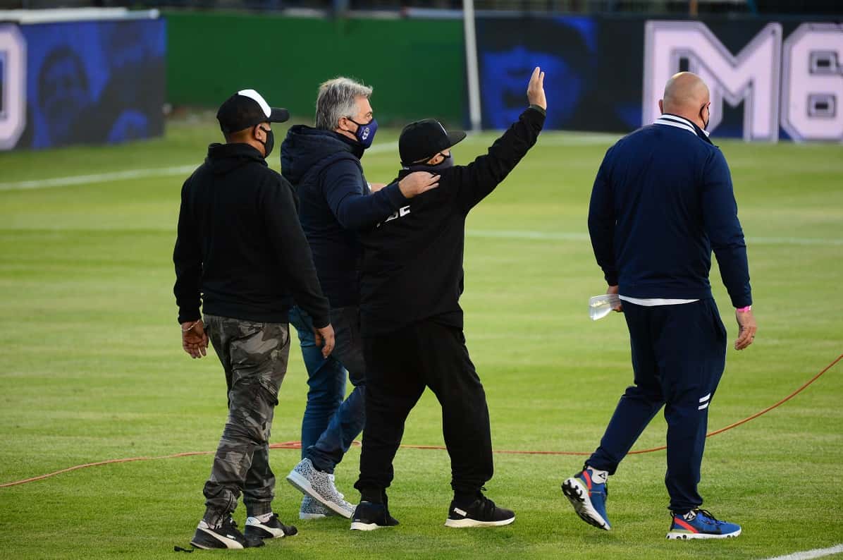Maradona tuvo un emotivo homenaje en el Bosque y luego se retiró del estadio
