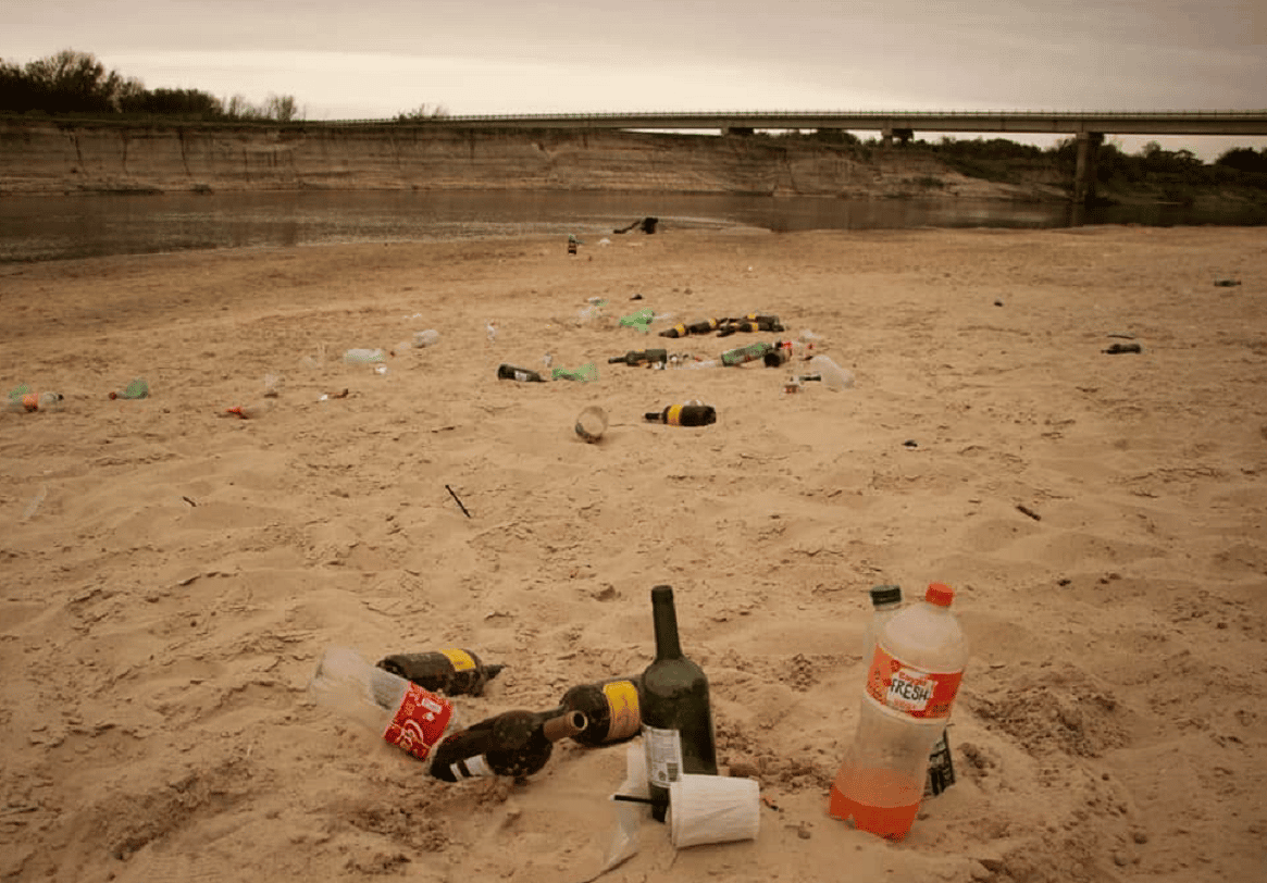 Inconsciencia ambiental: abandonan residuos a orillas del Río Gualeguay