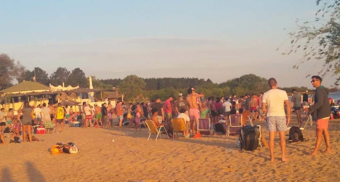 Cientos de personas colmaron este domingo las playas de Ñandubaysal