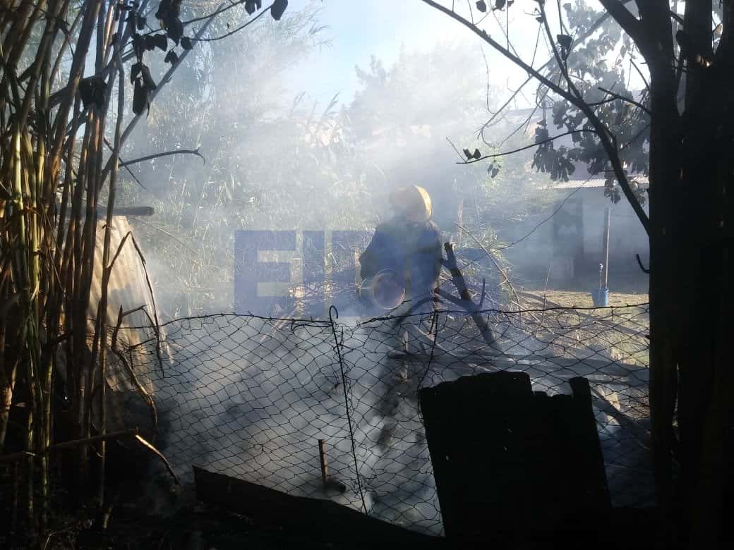 Bomberos evitaron que el fuego se propague a casas vecinas: 4 patios afectados