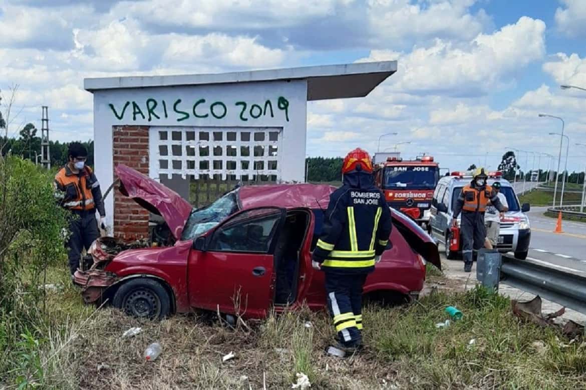 Trágico accidente: un auto chocó una garita y su conductor falleció en el acto