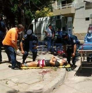 Duro accidente entre una moto y un auto terminó con un cadete hospitalizado en el Centenario