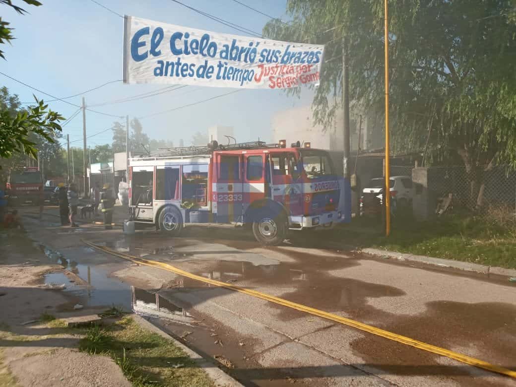 Voraz incendio en un galpón: Cuatro bomberos fueron hospitalizados