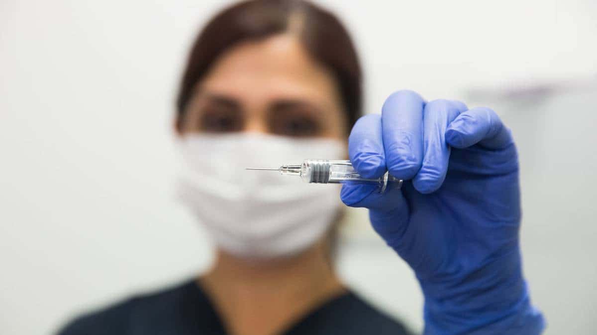 Advierten que las vacunas "no erradicarán el coronavirus"