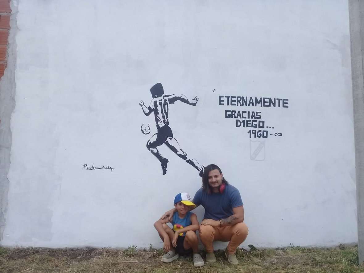Defensores del Oeste homenajeó a Maradona con un mural