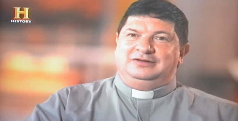 Cuando History retrató al sacerdote abusador Escobar Gaviria como a un "cura sanador"