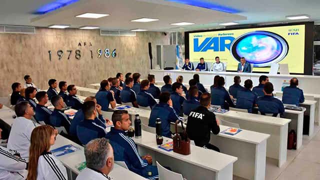 El VAR llega al fútbol argentino: Cómo y desde cuándo se implementaría