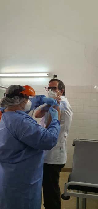 El médico neumonólogo Adolfo Weimberg recibe su vacuna contra el Covid