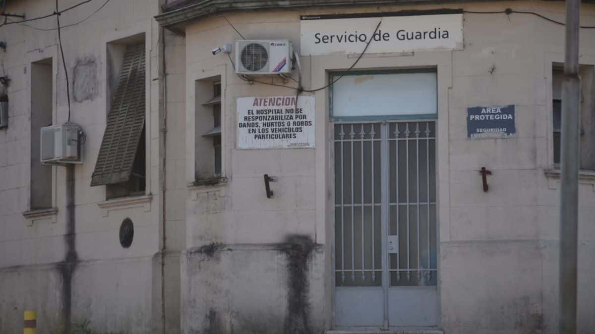 Apuñalaron a un hombre: fue internado de urgencia en el Hospital Centenario