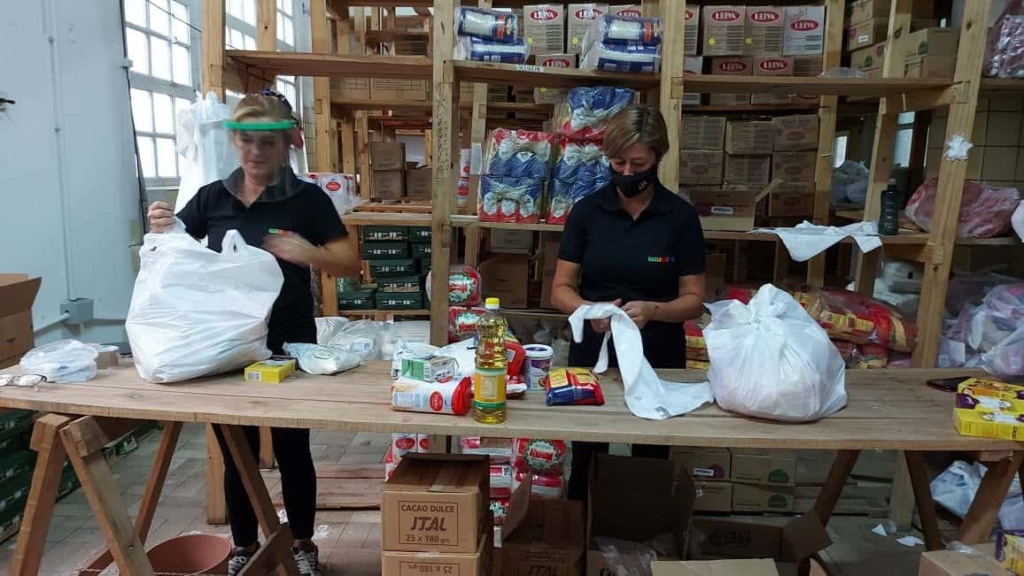 Personal municipal armando los Módulos alimenticios en el Centro de Logística ubicado en el ex Frigorífico