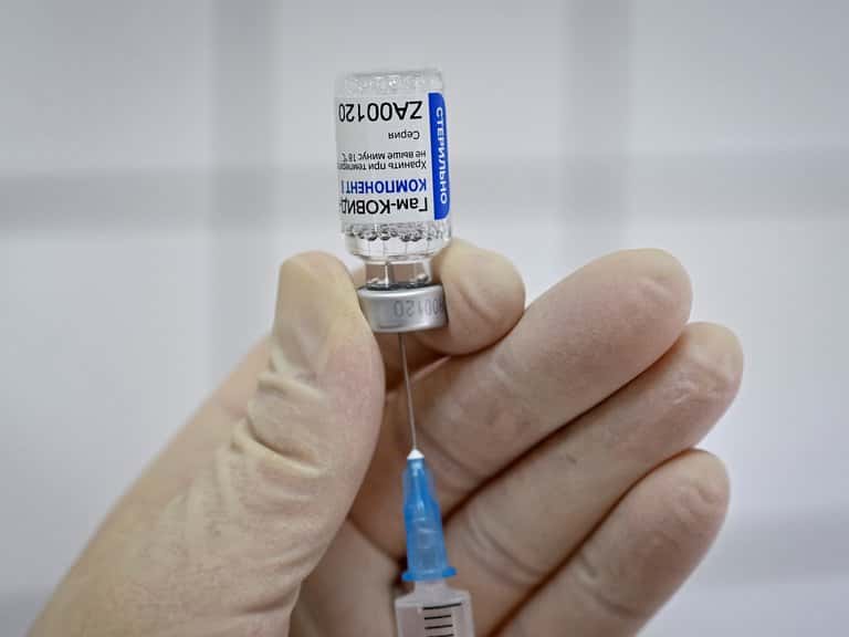 Analizan aplicar una sola dosis de la Spuntink V para tener vacunadas a 20 millones de personas en marzo