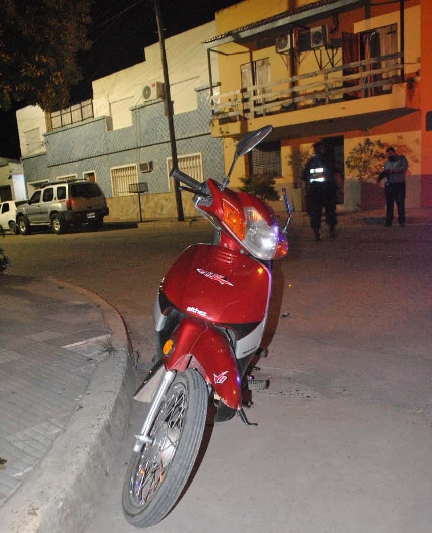 Joven alcoholizado violó la prohibición de circulación y chocó con su moto