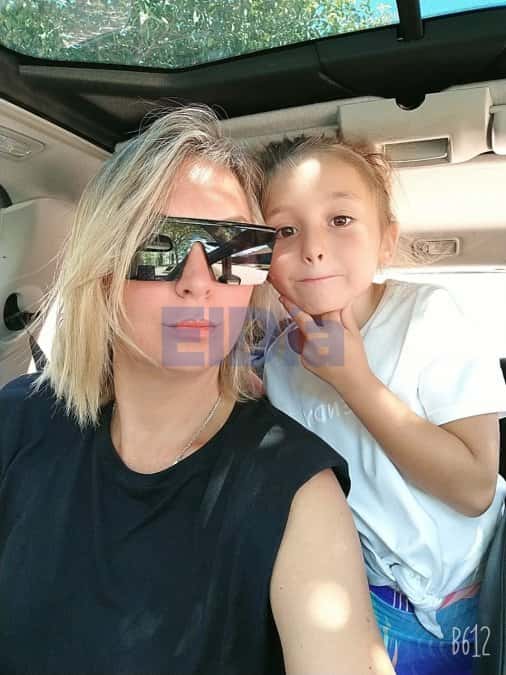 Paola, junto a su hija en el auto que se compró con el préstamo UVA 