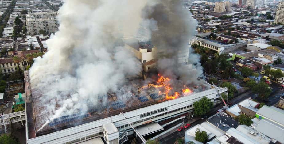 Un importante incendio obliga a evacuar uno de los hospitales más grandes de Santiago