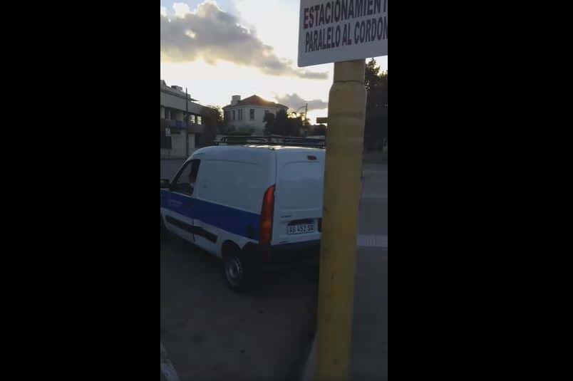 Denuncian que es tan confuso estacionar en Costanera que hasta los autos municipales lo hacen mal