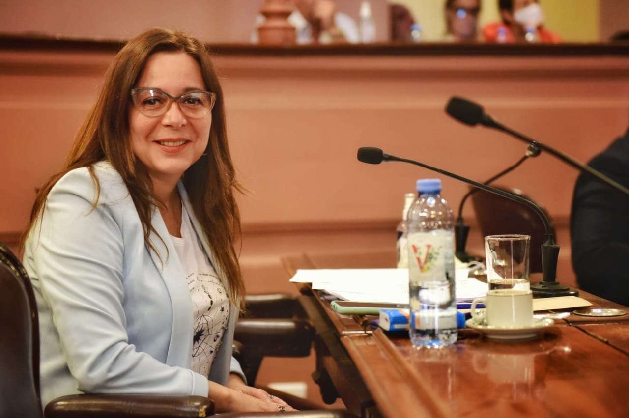 Mariana Farfán puso primera en las redes sociales para confirmar su precandidatura a la Intendencia