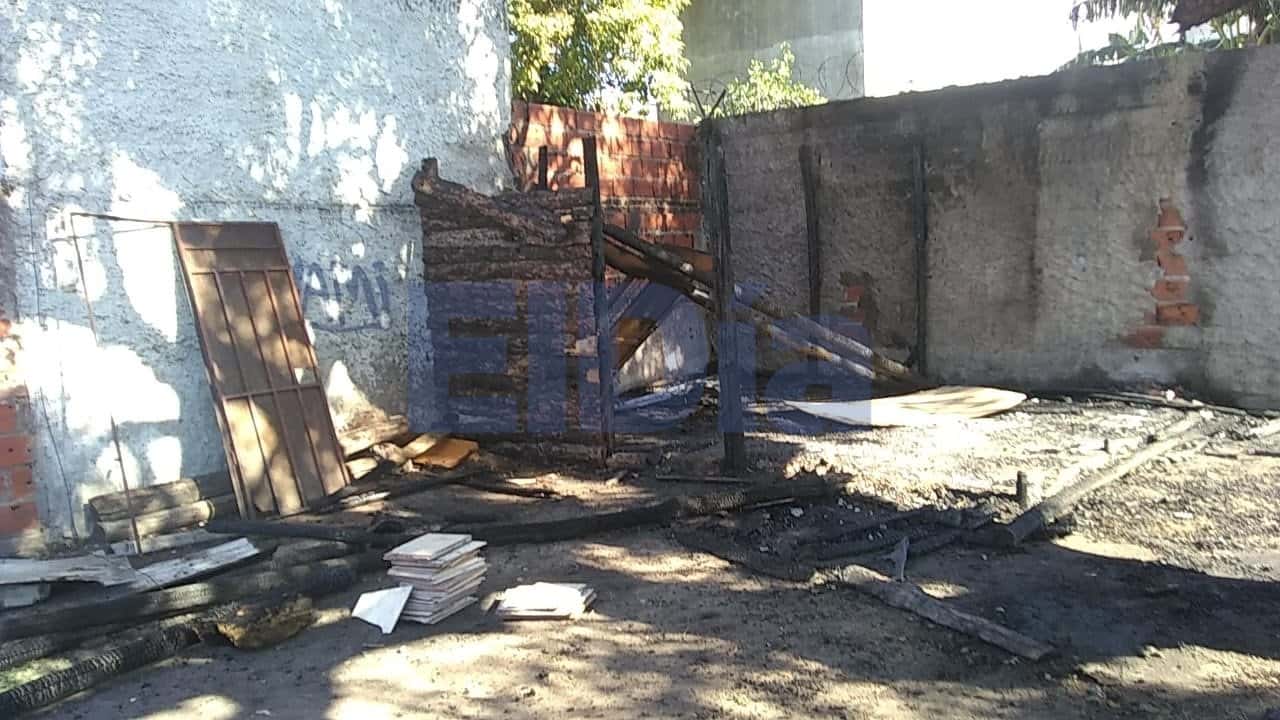 El fuego consumió una vivienda en el oeste de la ciudad: Investigan si fue intencional