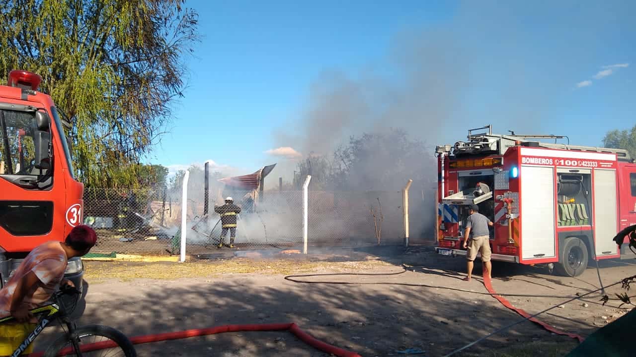 Bomberos intervino en un incendio de un campo y en una casilla del Barrio Quijano