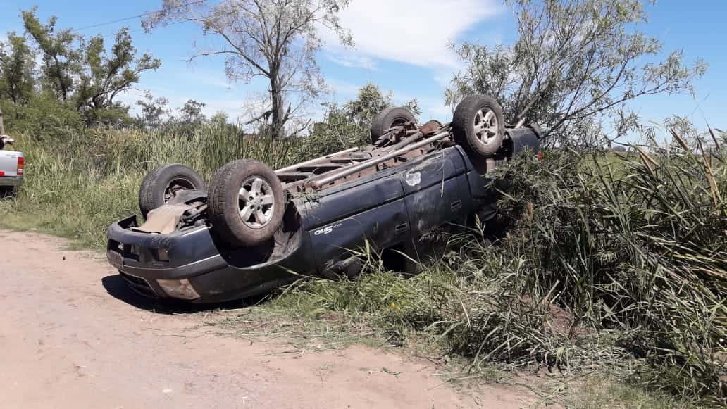 Volcó una camioneta en un camino rural de Costa Uruguay Sur