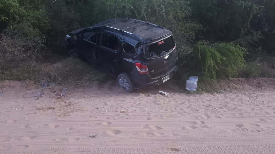 Volcó un auto en camino a Ñandubaysal: rescataron a cinco personas