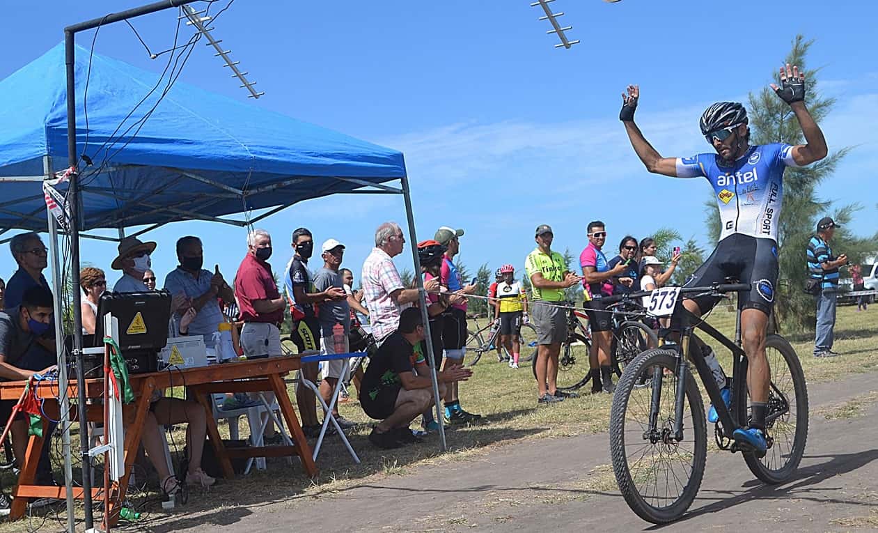 Francisco Viollaz volvió a imponer su calidad y ganó el Rural Bike en San Salvador