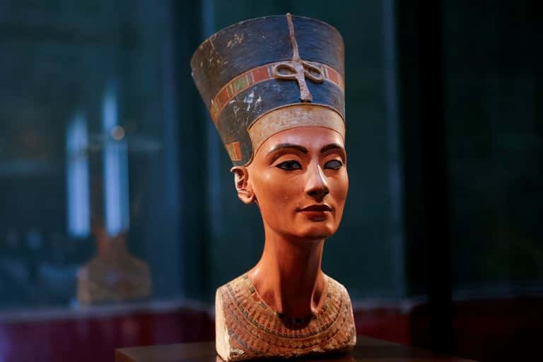 Hallaron en Egipto vestigios de lo que pudo ser la tumba de la reina Nefertiti