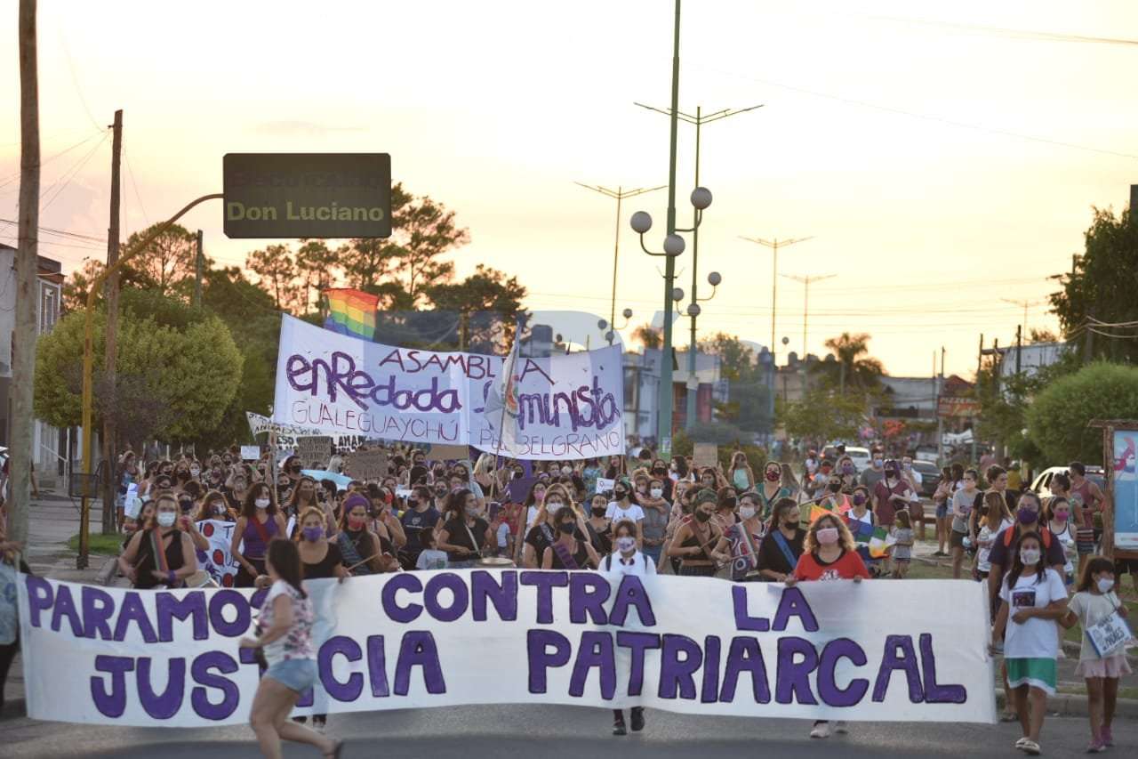 Cientos y cientos de mujeres de Gualeguaychú marcharon para pedir por el fin de los femicidios