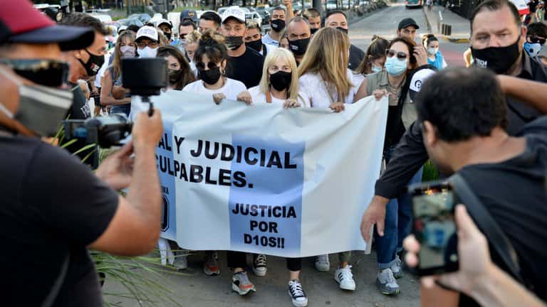 Convocatoria #10M; Dalma, Gianinna y Claudia marcharon para pedir justicia por Maradona 