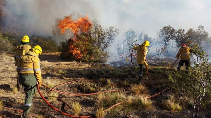Unos 70 bomberos voluntarios lograron controlar los incendios en Chubut