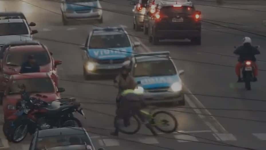 La heroica maniobra de un policía en bici para evitar la fuga de un motochorro