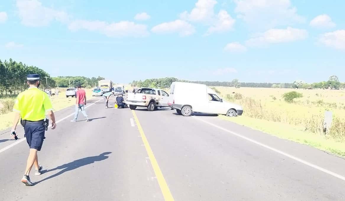 Violento choque entre dos camionetas en Ruta 16: un conductor herido