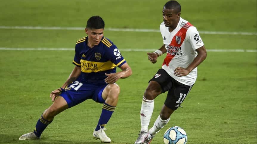Boca y River juegan el clásico que paraliza la atención futbolera en el país