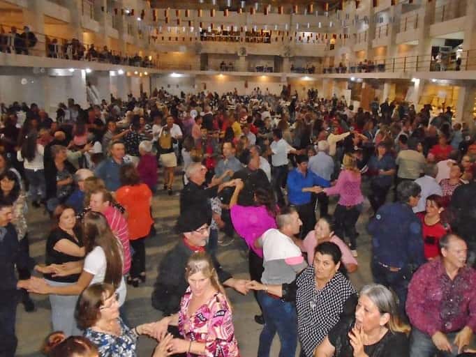 Cientos de adultos mayores se aglomeraron en una fiesta de bailes típicos