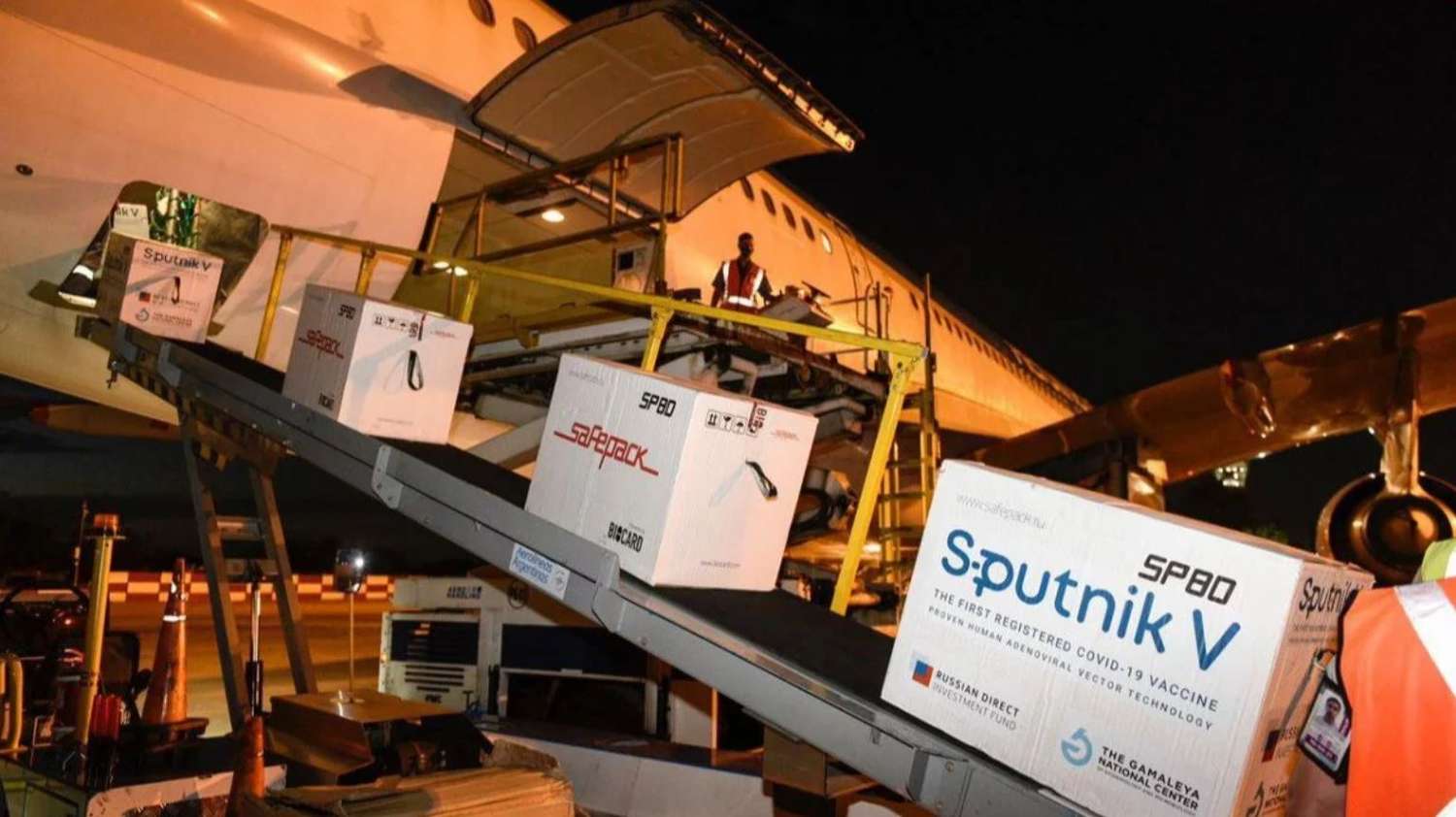Nuevo embarque con vacunas: llegaron a Argentina 800 mil dosis de Sputnik V