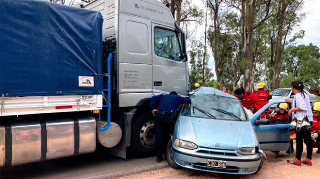Un camión chocó a un automóvil: los dos ocupantes del auto resultaron heridos