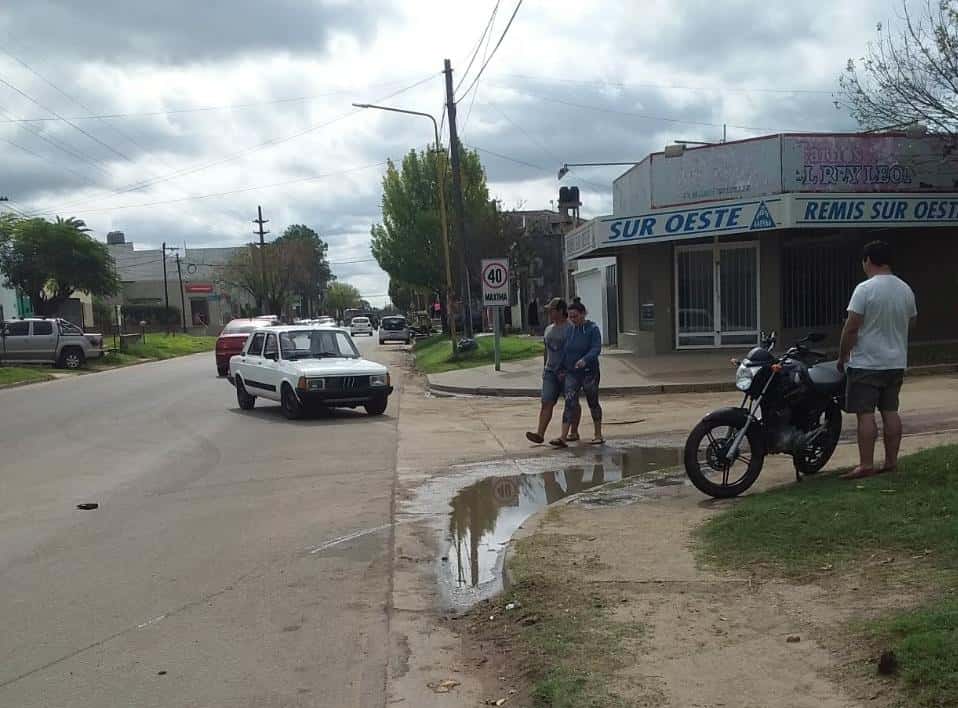 Chocaron un auto con una moto en Avenida Irazusta: el motociclista hospitalizado