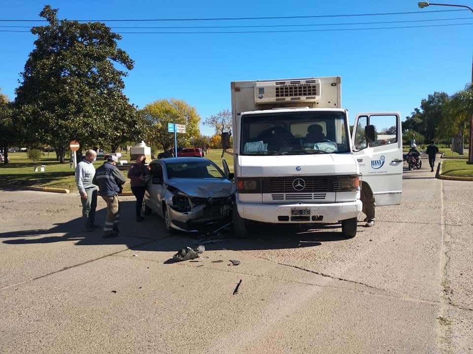 Violento choque entre un auto y un camión en pleno centro de Urdinarrain