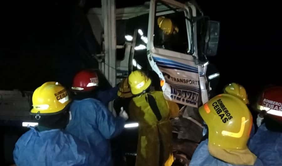 Violentísimo choque entre dos camiones: un conductor hospitalizado