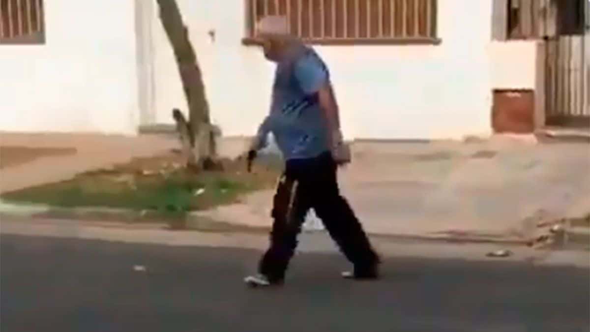 Un hombre ejecutó de cuatro tiros al perro del barrio y quedó filmado