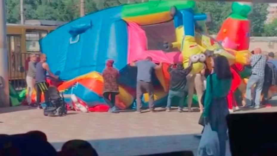 Video: un castillo inflable salió volando con nenes adentro